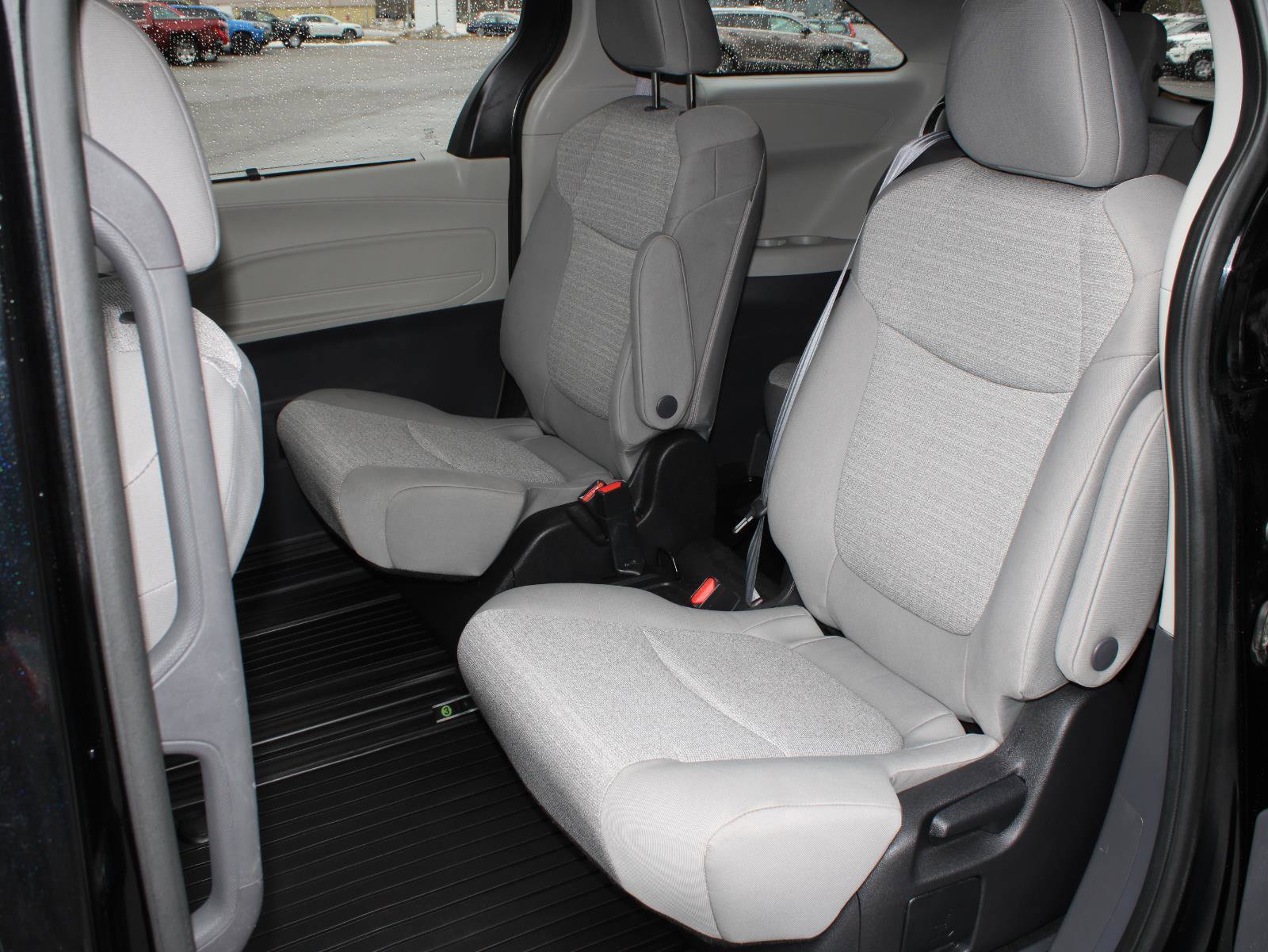 Used 2022 Toyota Sienna LE image 18