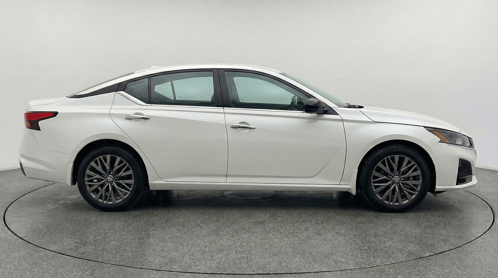 Used 2025 Nissan Altima 2.5 SV FWD image 11