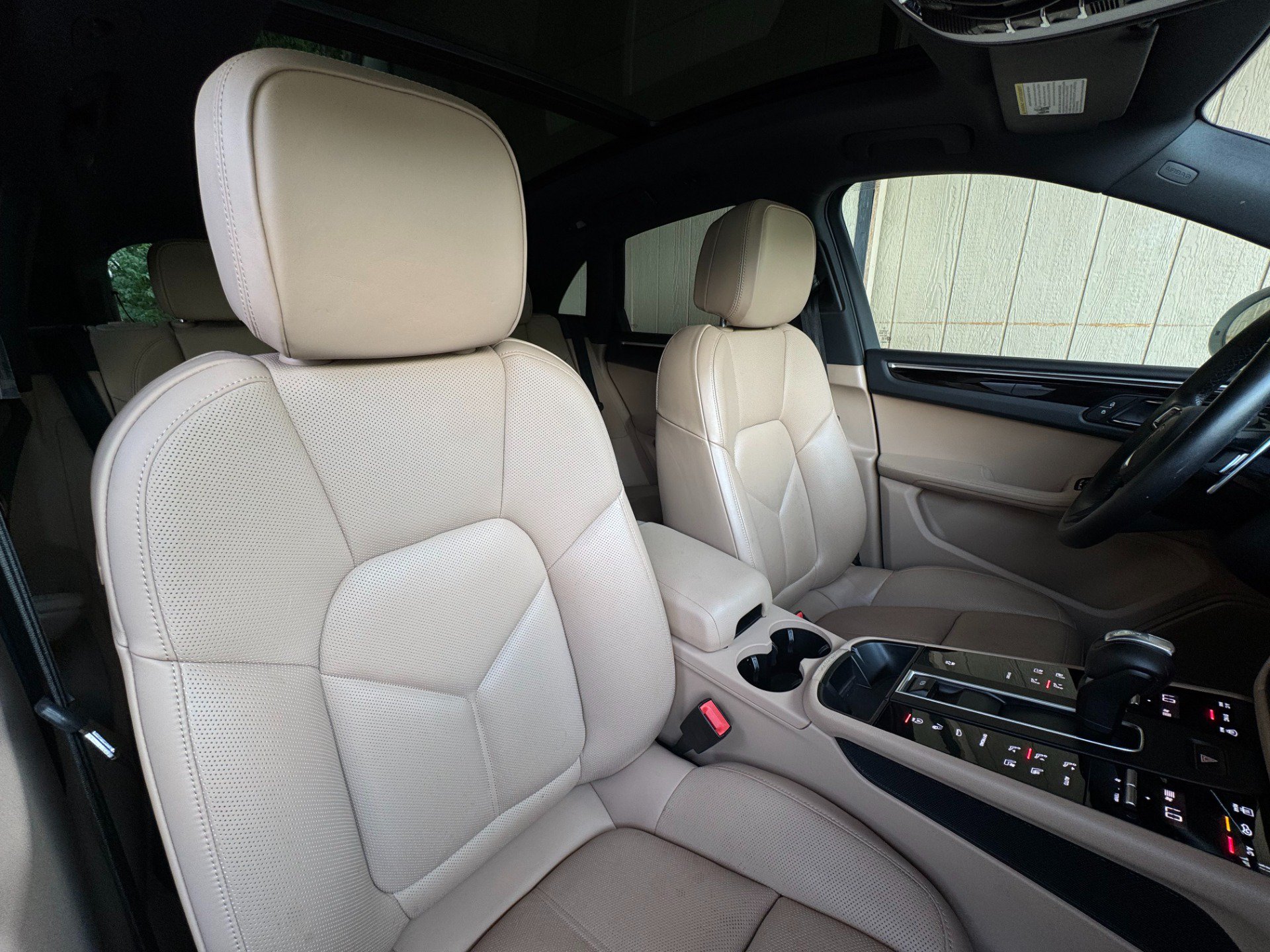 Used 2024 Porsche Macan AWD/4WD image 19