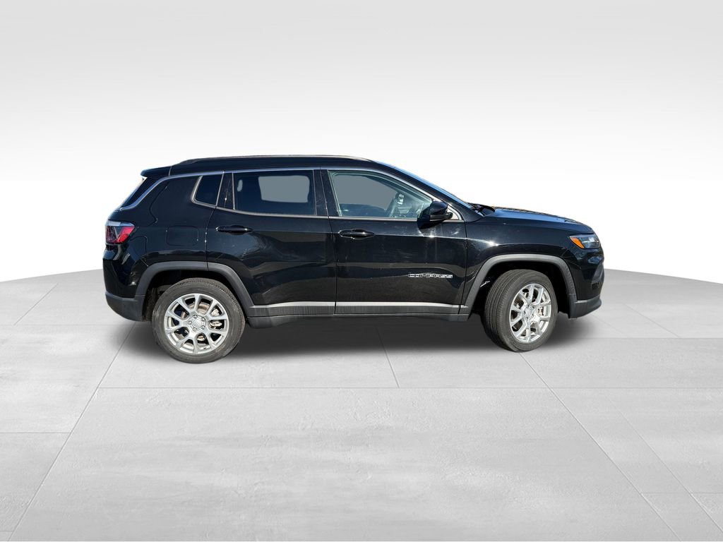 Used 2023 Jeep Compass Latitude image 9