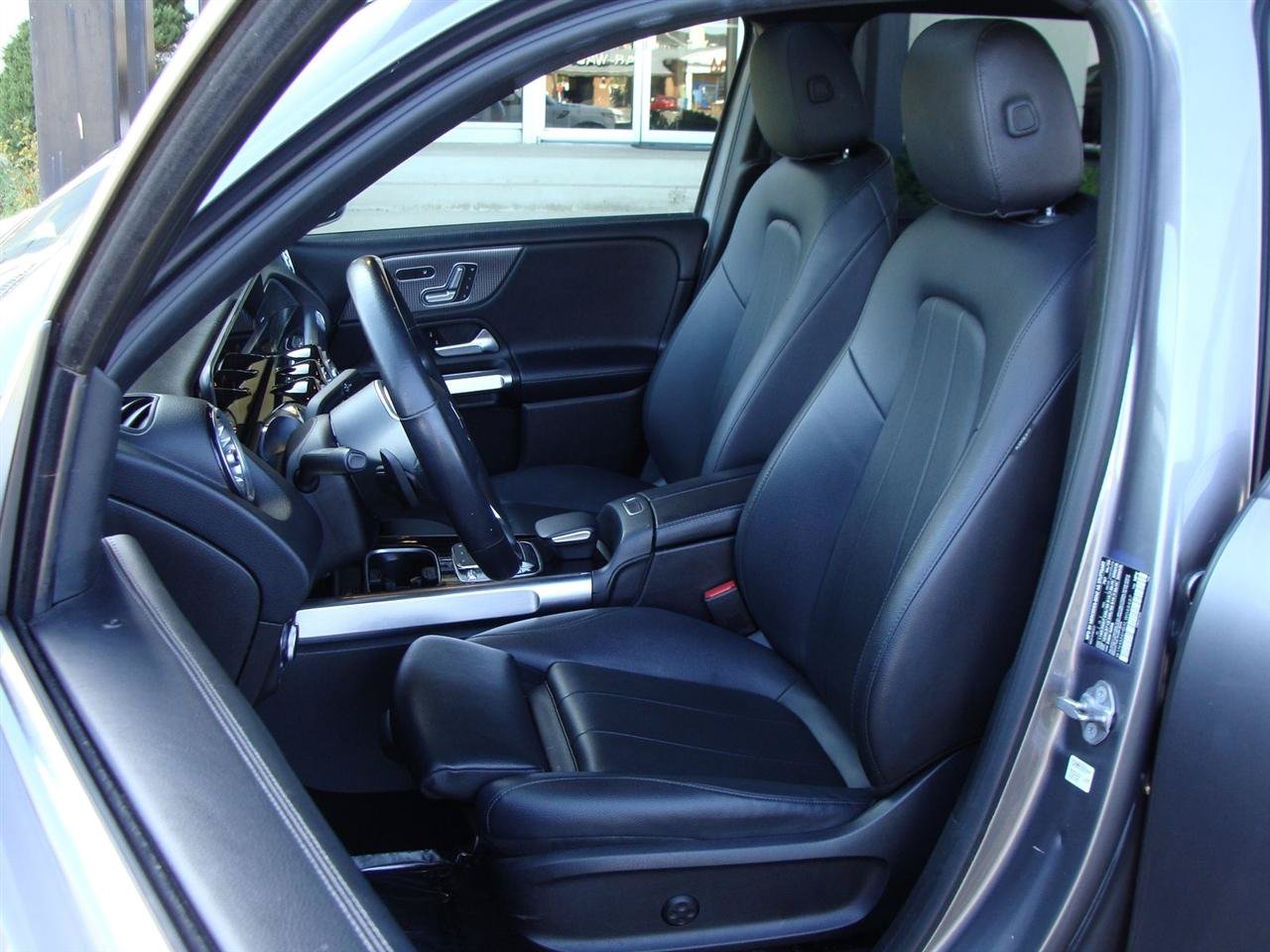 Used 2020 Mercedes-Benz GLB 250 4MATIC w/ Premium Package image 7