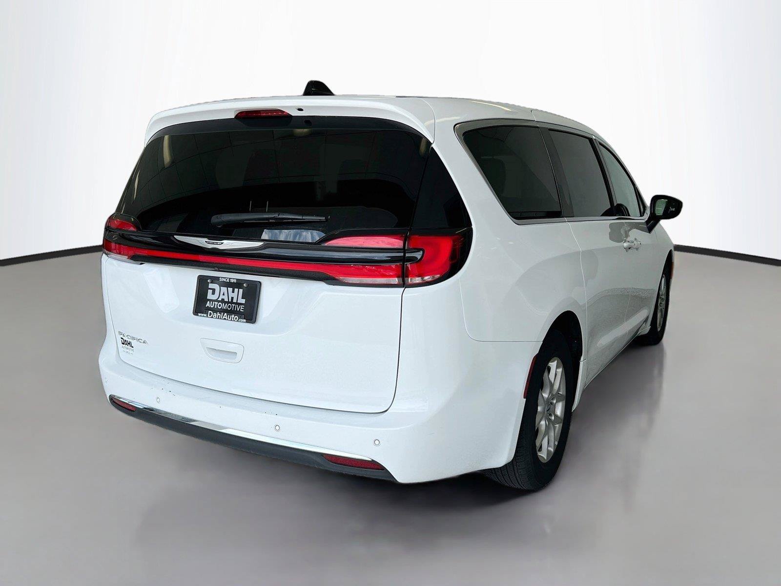 Used 2024 Chrysler Pacifica Touring-L FWD image 13