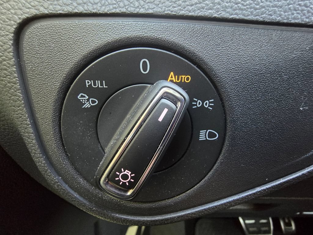 Used 2021 Volkswagen Atlas Cross Sport SE FWD image 22