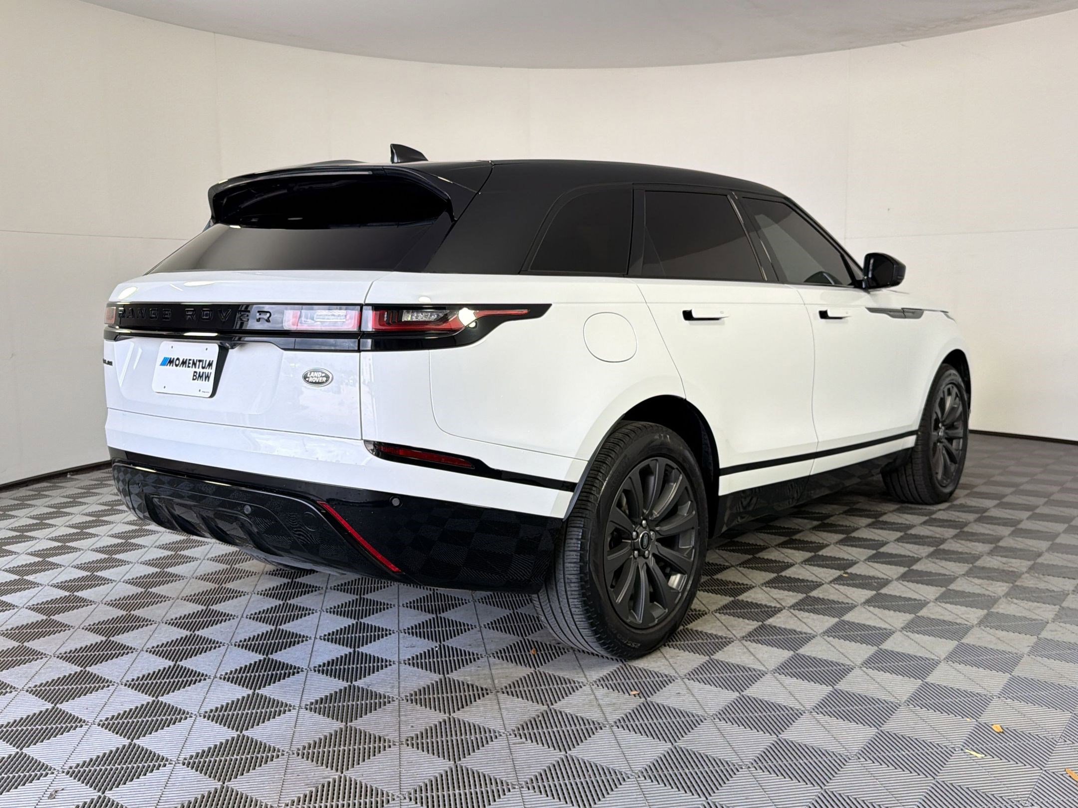 Used 2022 Land Rover Range Rover Velar R-Dynamic S image 8