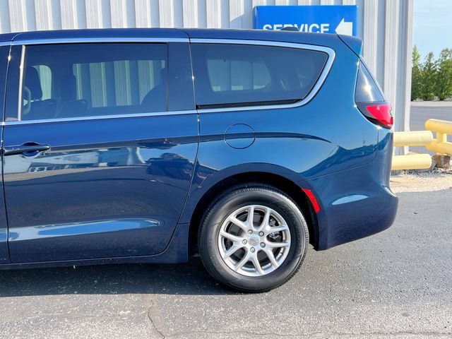 Used 2023 Chrysler Pacifica Touring-L w/ Uconnect Theater Family Group FWD image 29