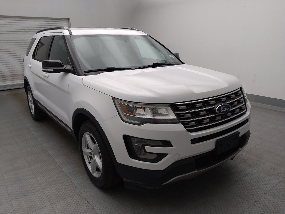 Used 2017 Ford Explorer XLT w/ Equipment Group 201A AWD/4WD image 13