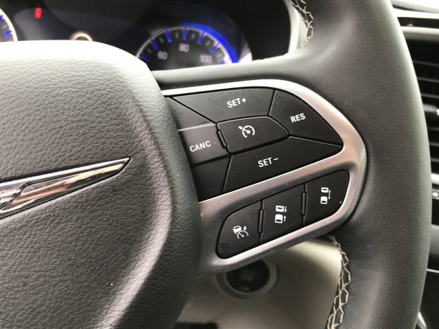 Used 2024 Chrysler Pacifica Touring-L FWD image 10