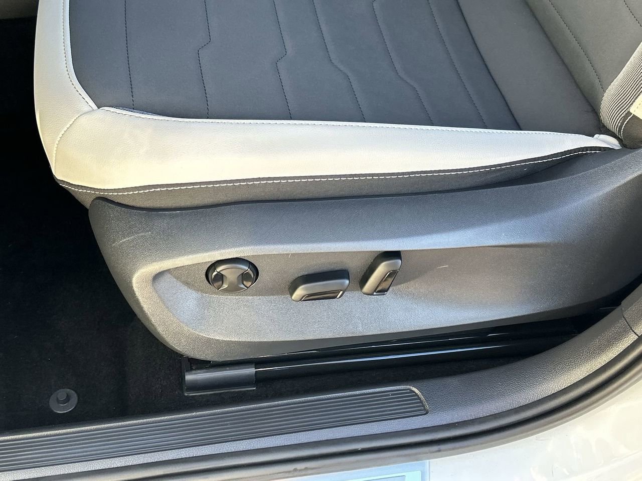 Certified 2025 Volkswagen Taos SE image 17