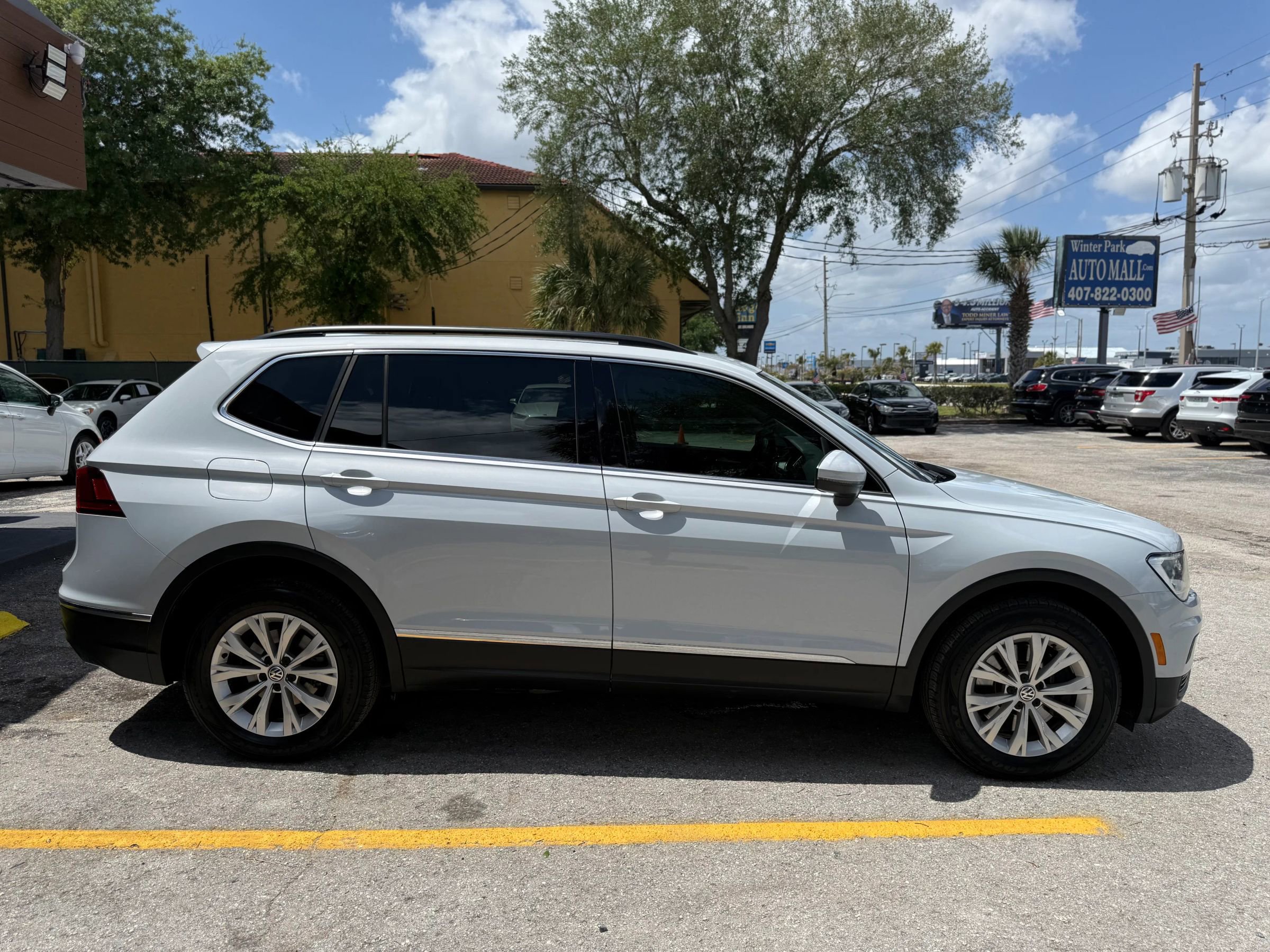 Used 2018 Volkswagen Tiguan SE w/ Panoramic Sunroof Package FWD image 4