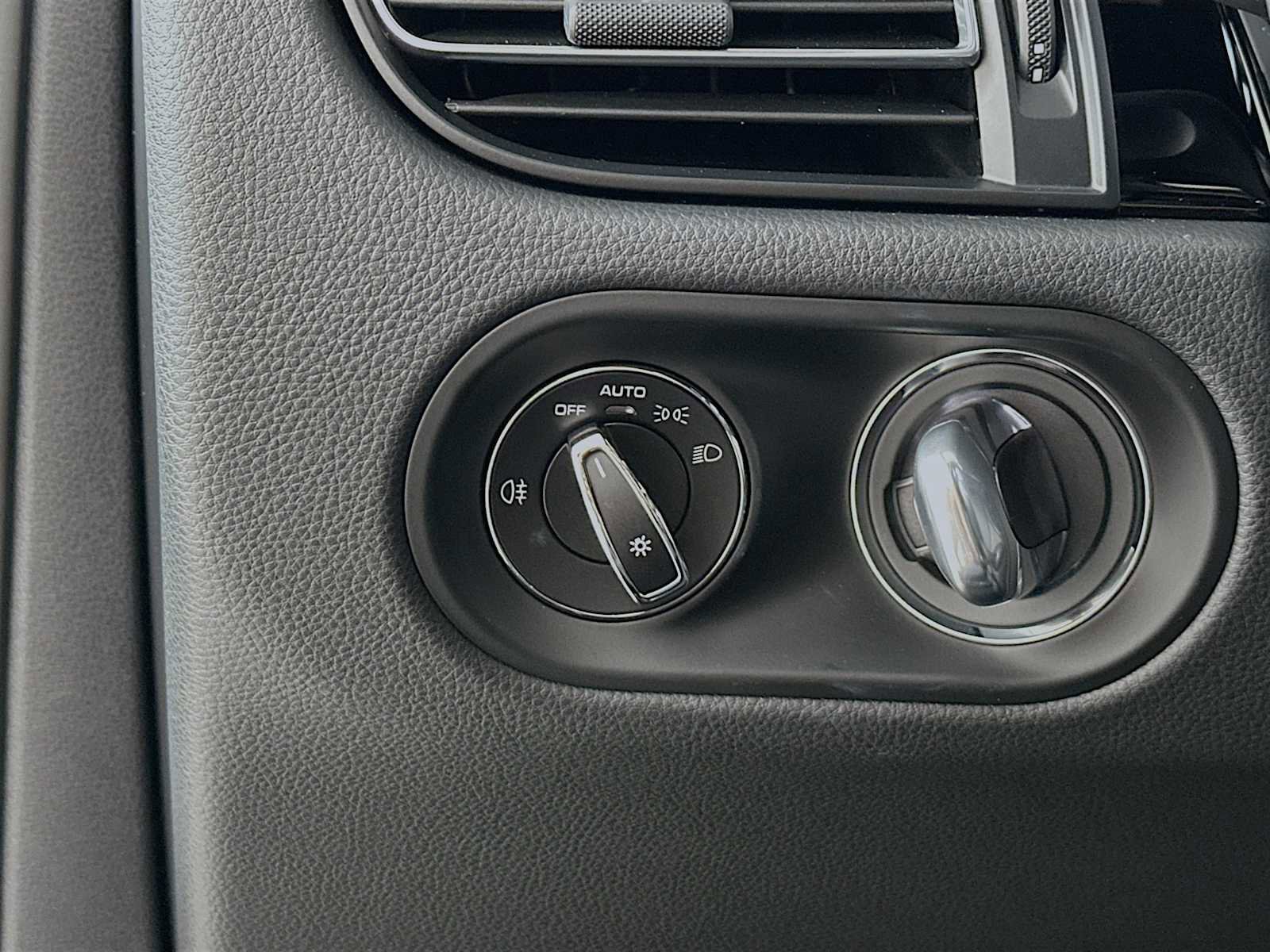 Certified 2025 Porsche Macan image 14