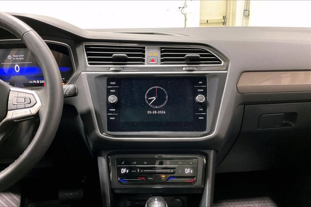 Used 2024 Volkswagen Tiguan SE w/ Panoramic Sunroof Package FWD image 6
