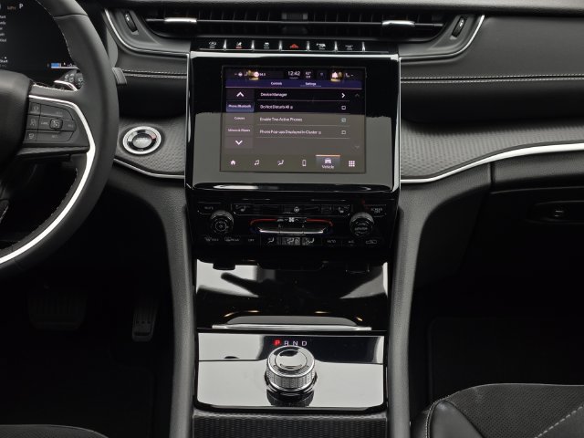 Used 2025 Jeep Grand Cherokee Altitude AWD/4WD image 19