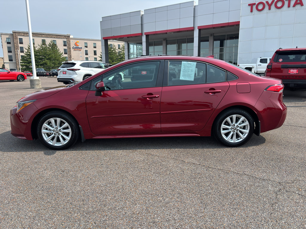 Used 2025 Toyota Corolla LE image 2