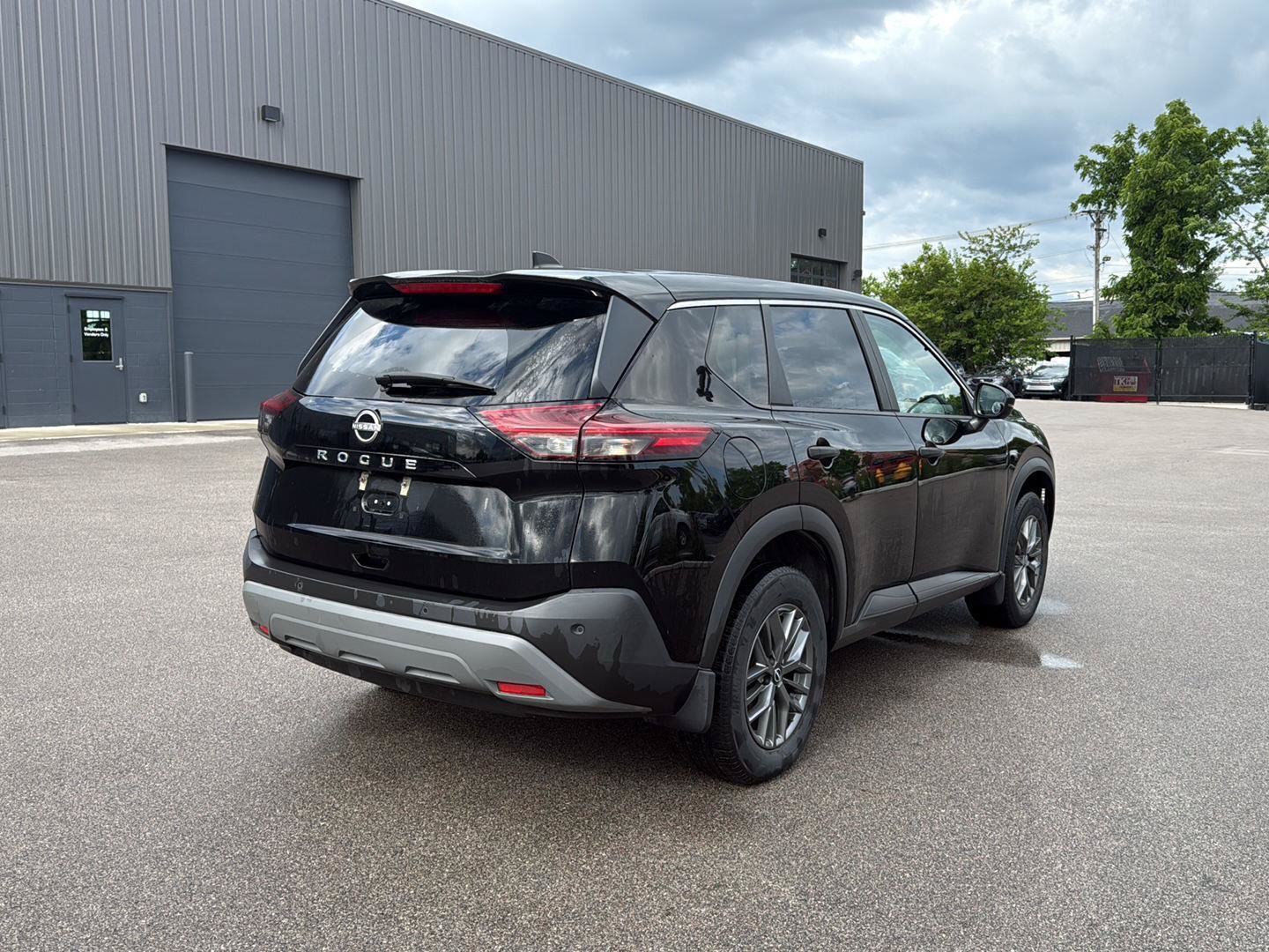 Used 2022 Nissan Rogue S FWD image 3