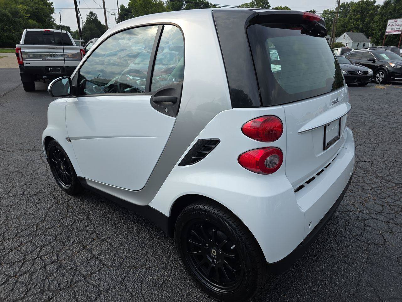 Used 2011 smart fortwo passion RWD image 19