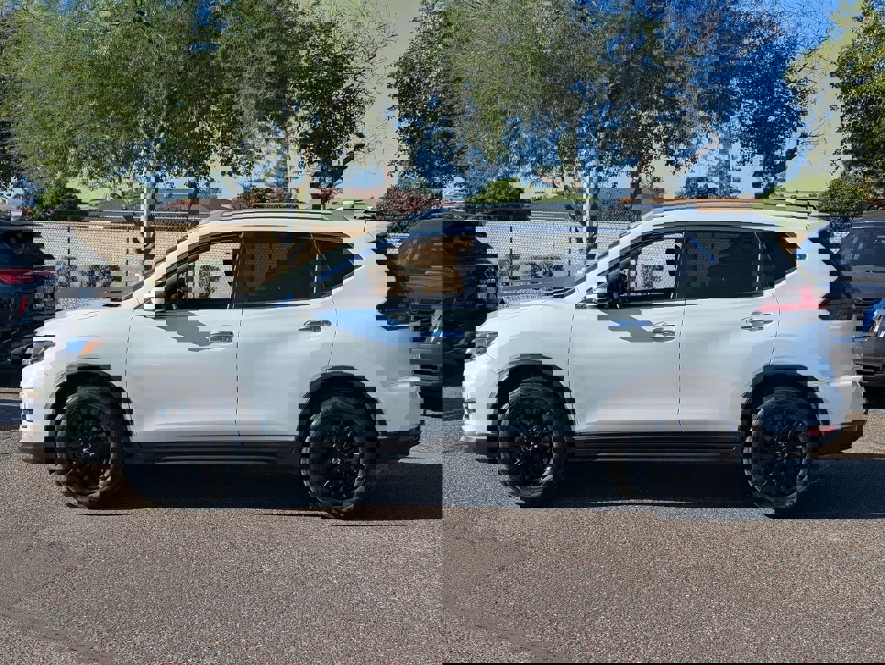 Used 2018 Nissan Rogue SV image 3