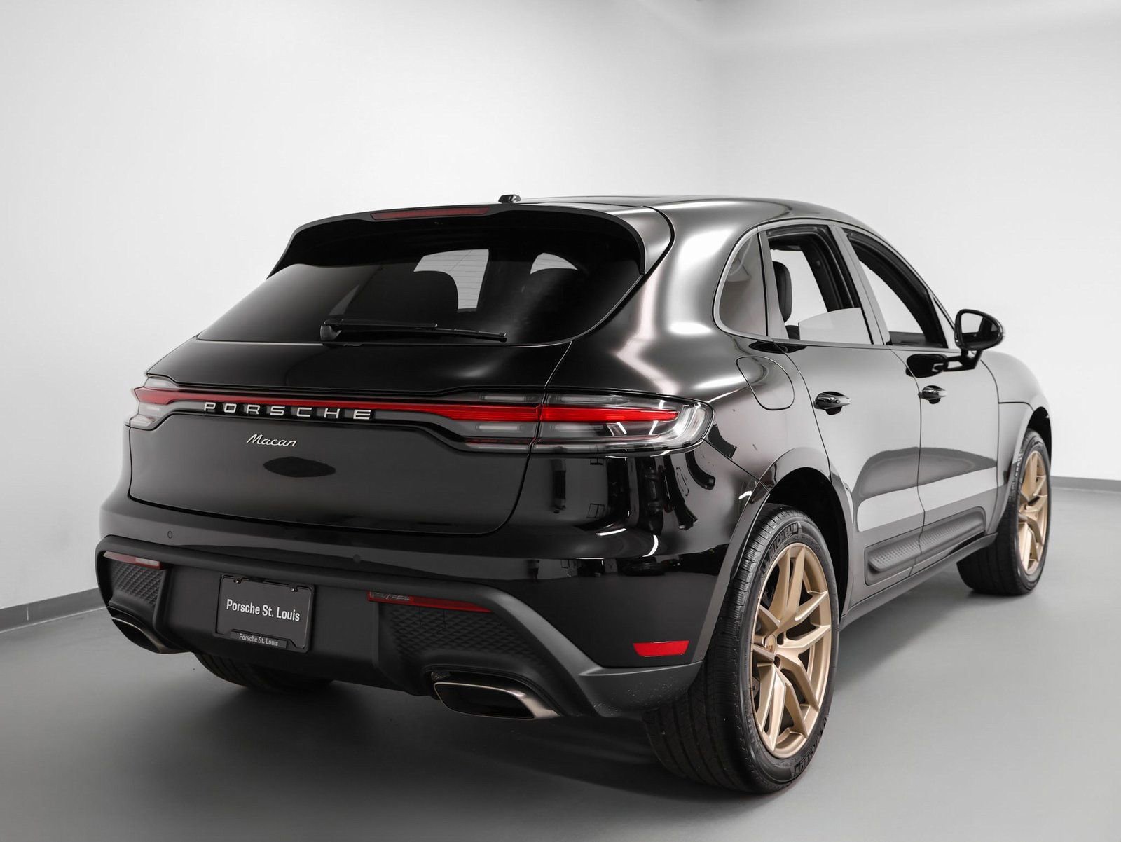 Certified 2025 Porsche Macan image 12