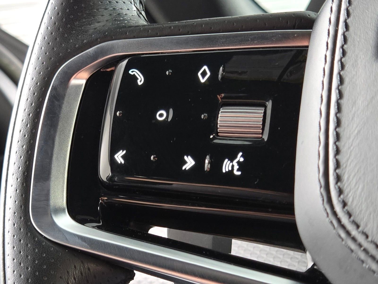 Used 2023 Land Rover Range Rover Evoque R-Dynamic S image 25