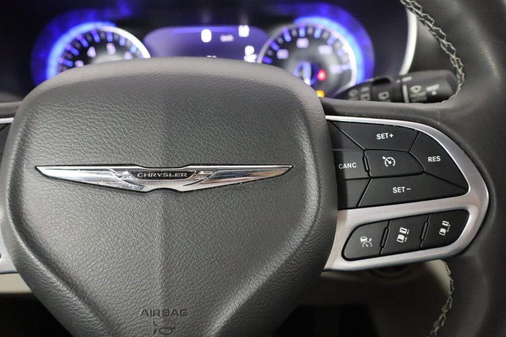 Used 2023 Chrysler Pacifica Touring-L FWD image 10