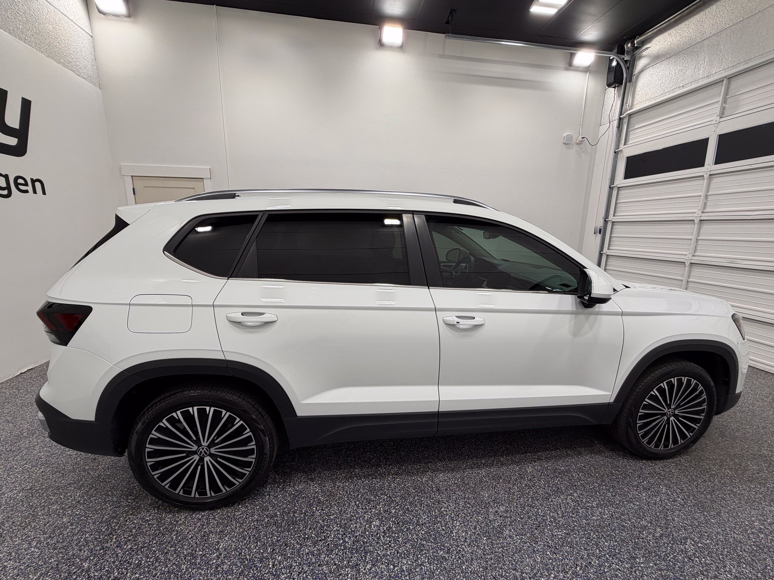 Certified 2025 Volkswagen Taos SE FWD image 7