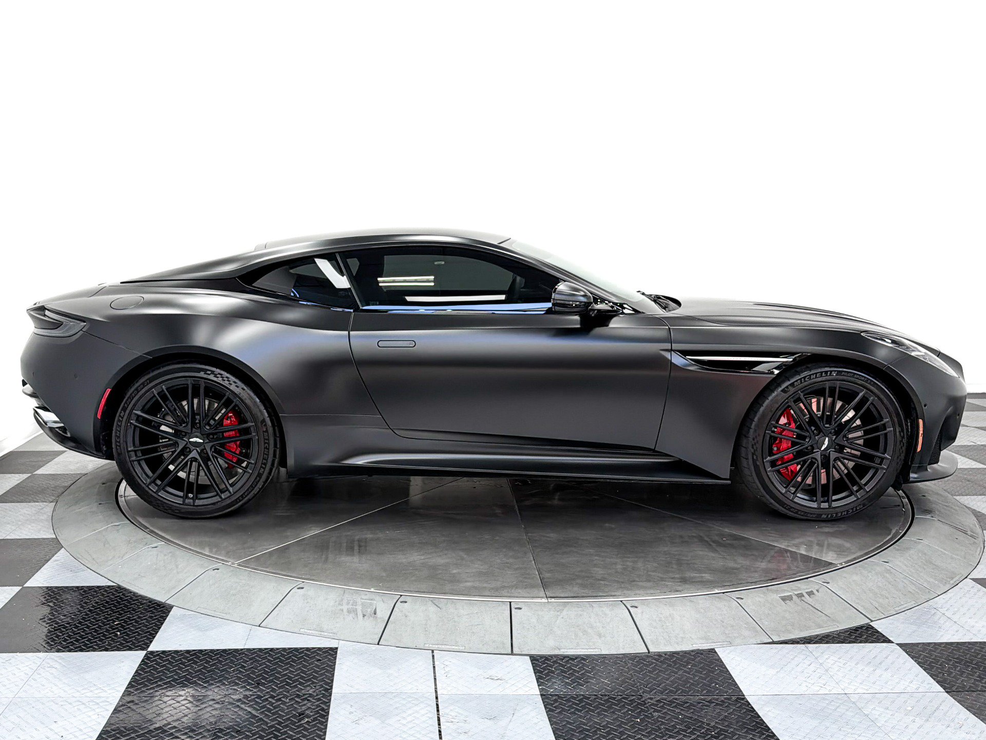 Used 2025 Aston Martin DB12 Coupe RWD image 32