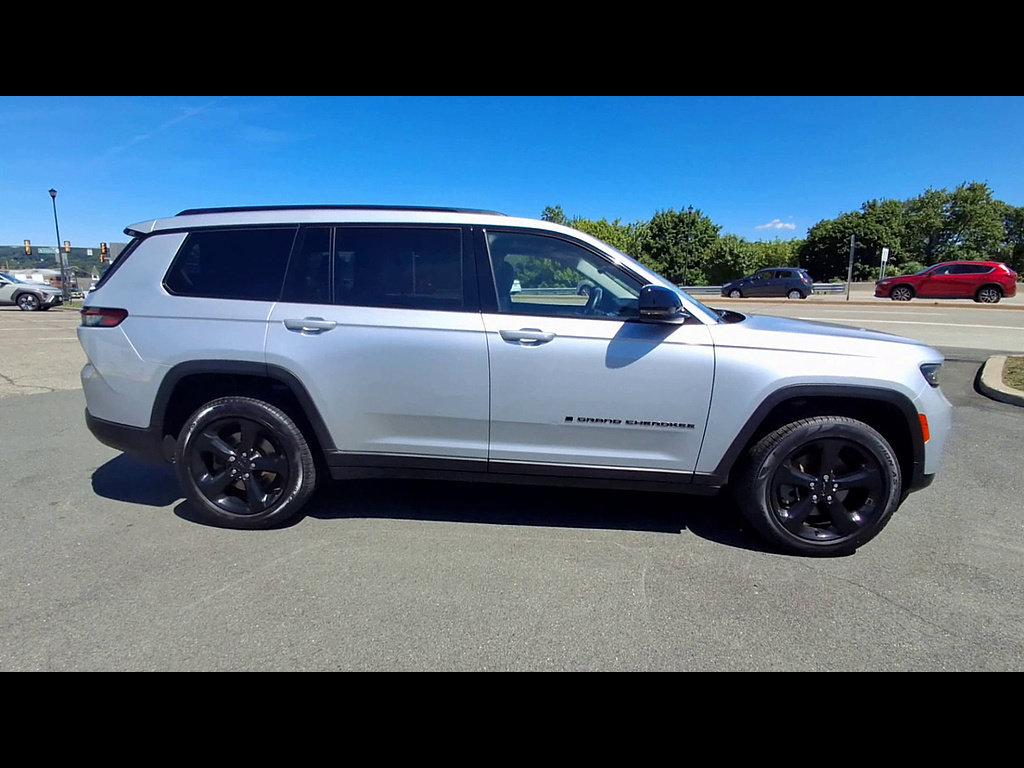 Used 2022 Jeep Grand Cherokee L Limited w/ Black Appearance Package AWD/4WD image 9
