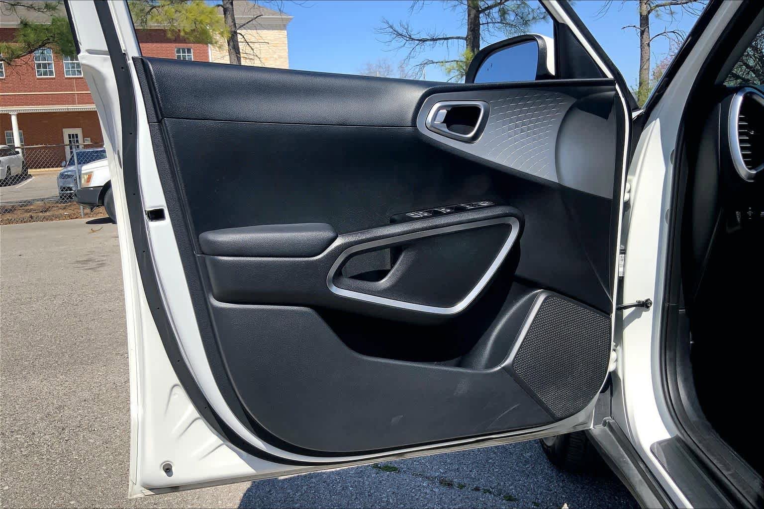 Used 2025 Kia Soul LX w/ LX Technology Package FWD image 22