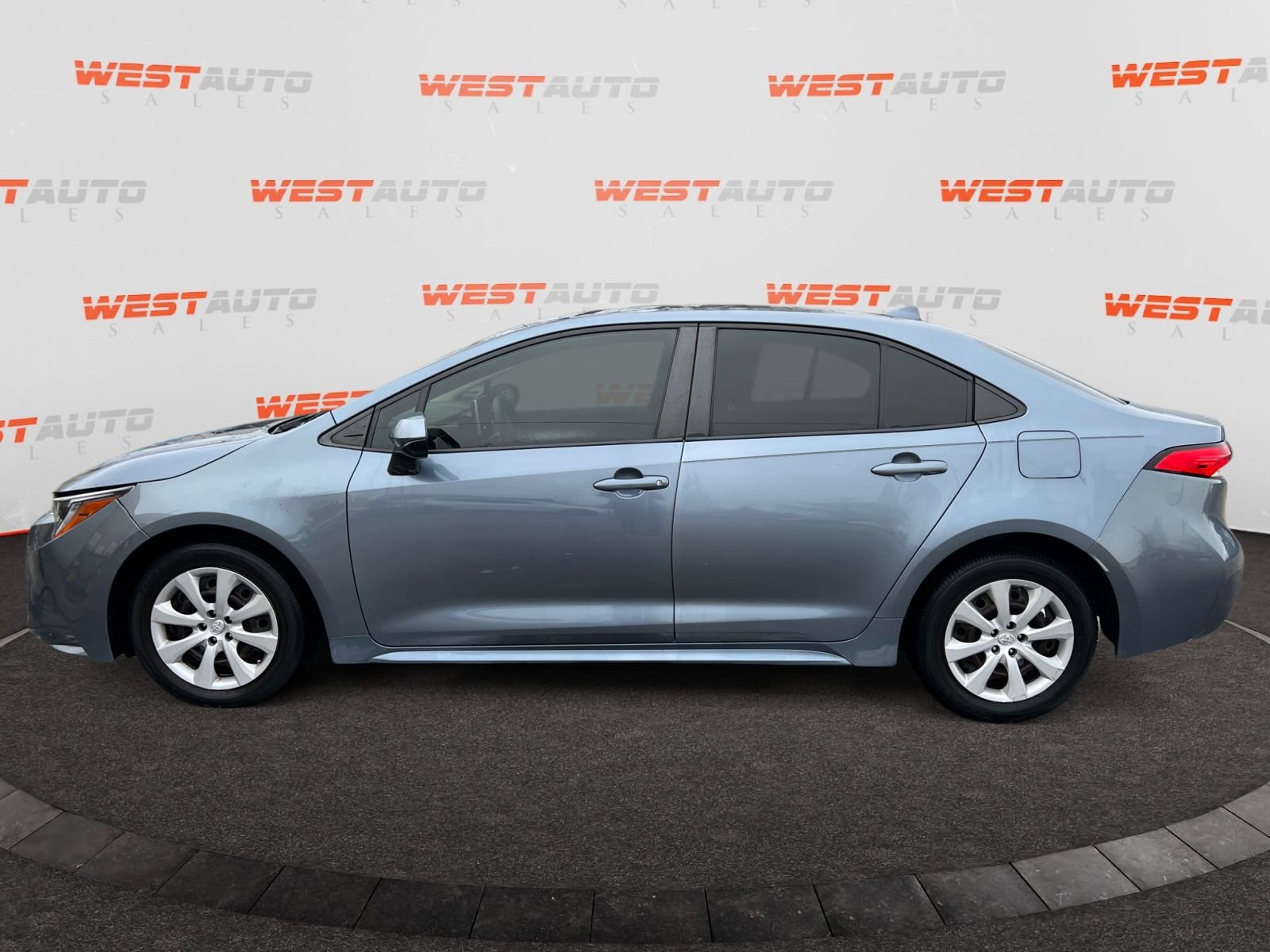 Used 2020 Toyota Corolla LE image 2