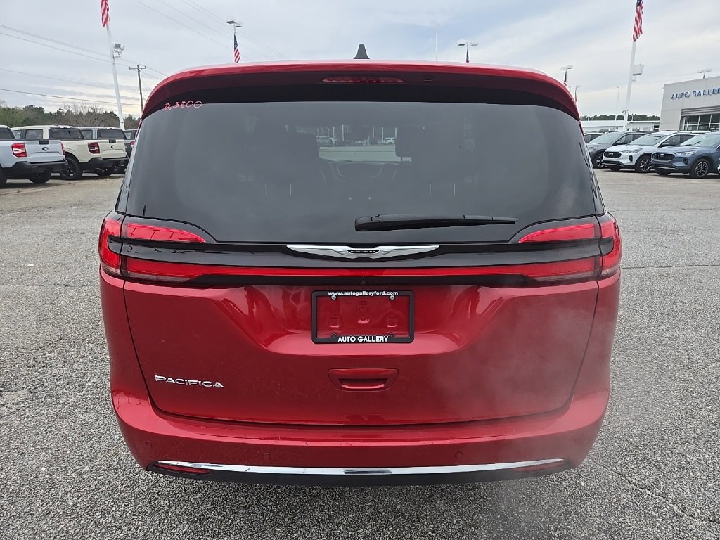 Used 2024 Chrysler Pacifica Touring-L image 6