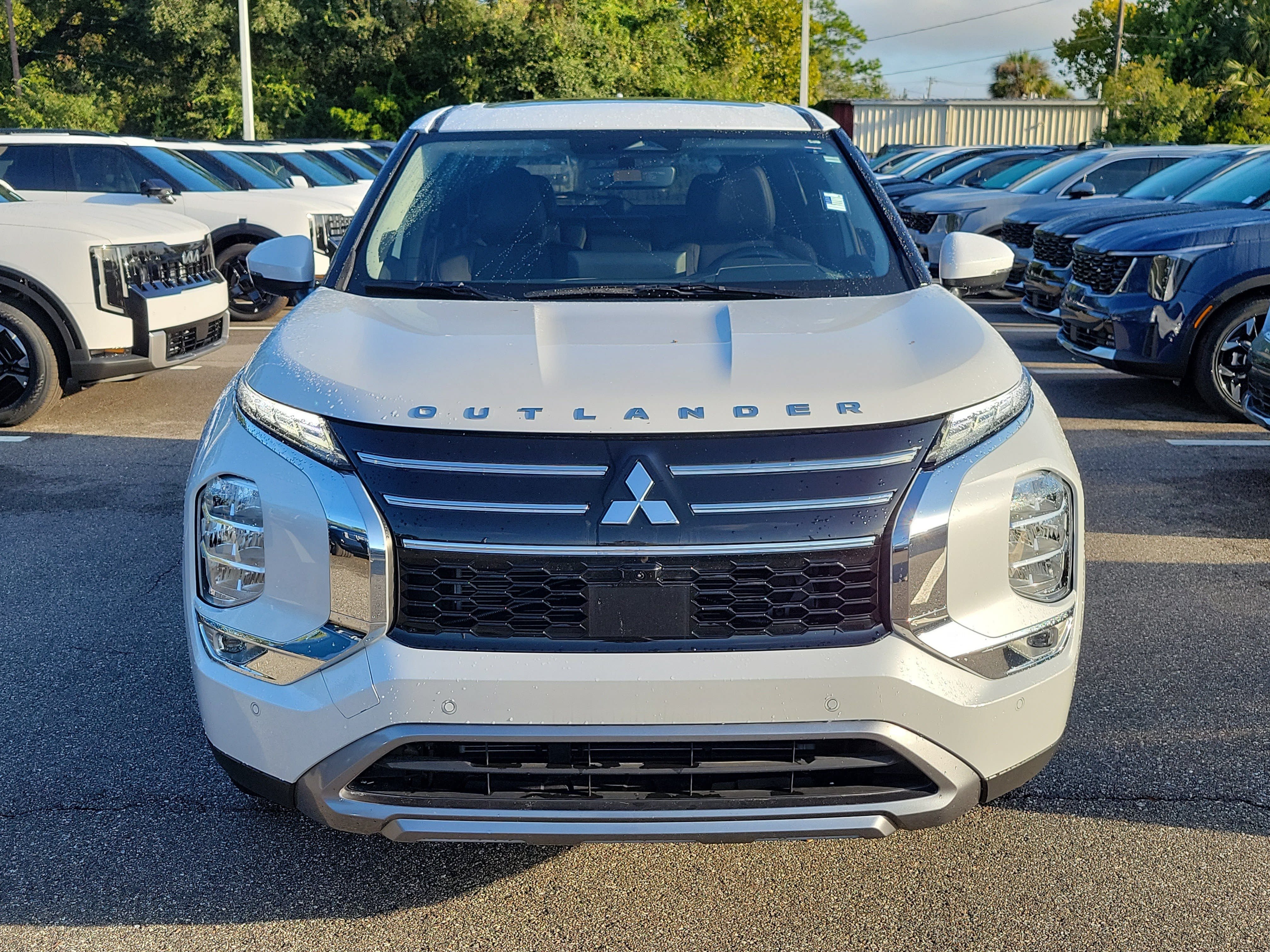 Used 2025 Mitsubishi Outlander SE FWD image 2