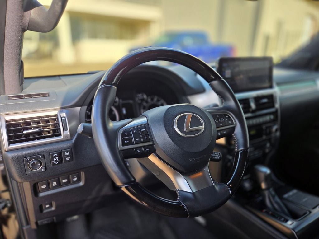 Used 2023 Lexus GX 460 Luxury w/ Accessory Package AWD/4WD image 16