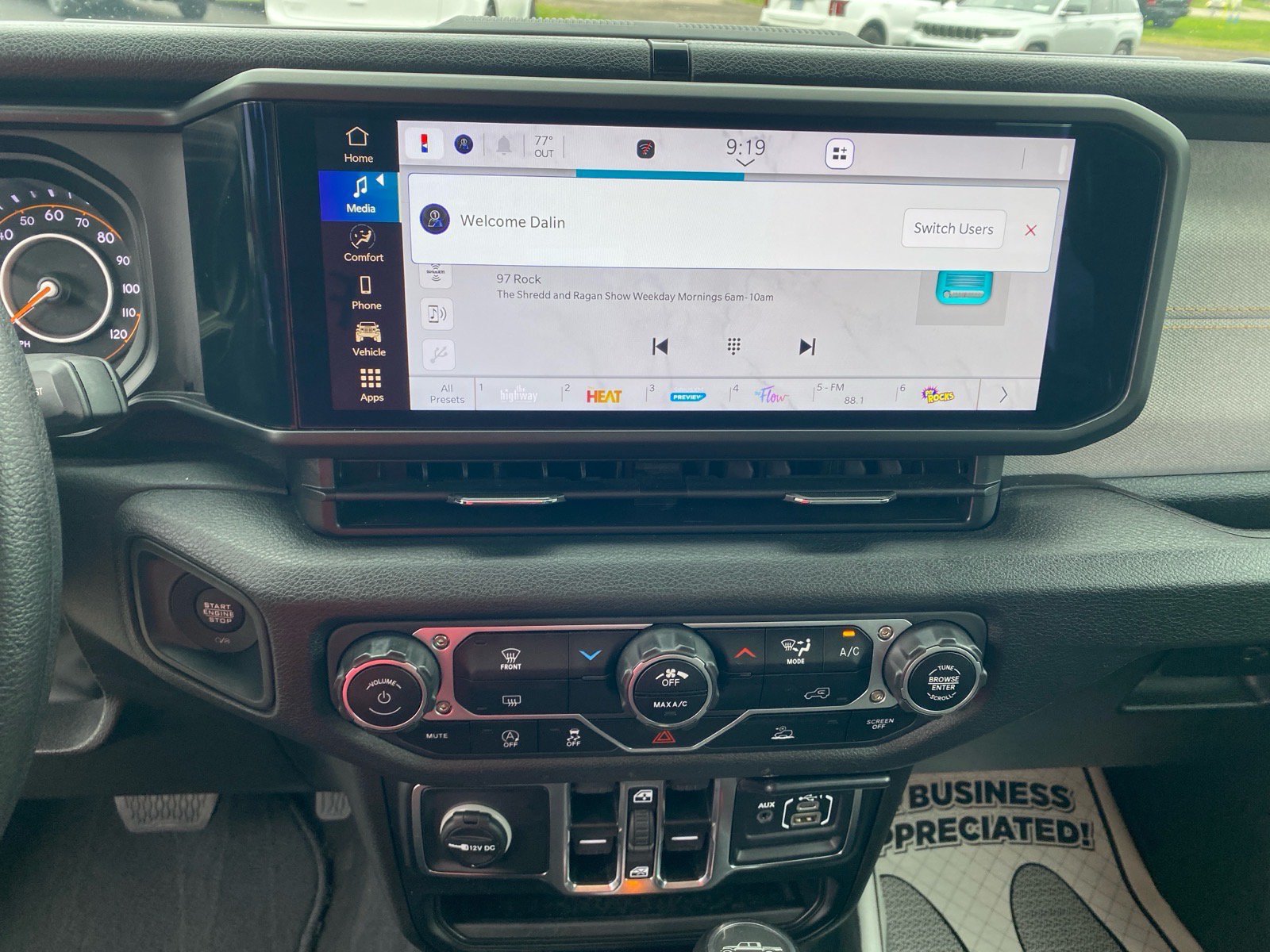 Used 2025 Jeep Gladiator Sport AWD/4WD image 11