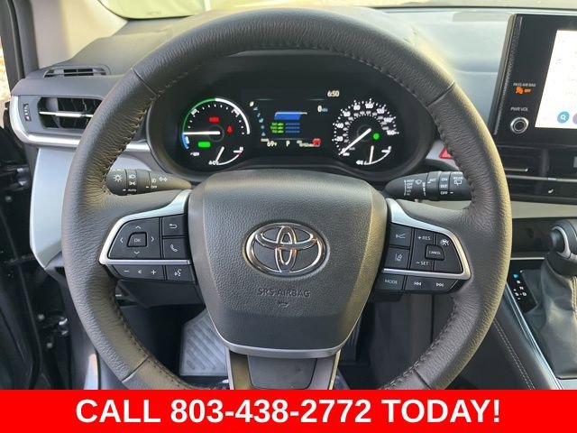 Used 2025 Toyota Sienna XLE image 18