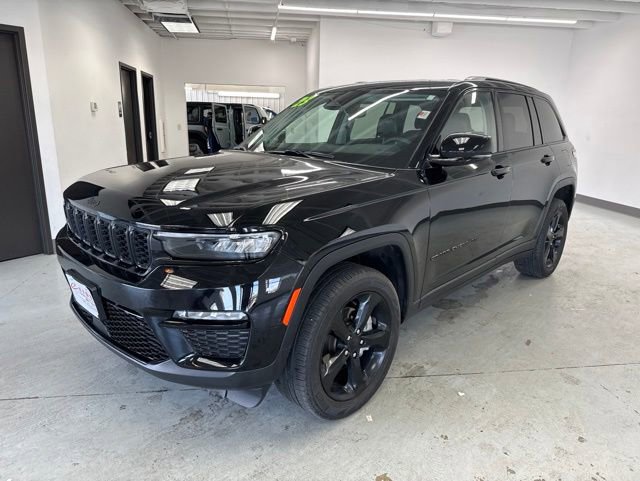 Used 2023 Jeep Grand Cherokee Limited w/ Black Appearance Package AWD/4WD image 4