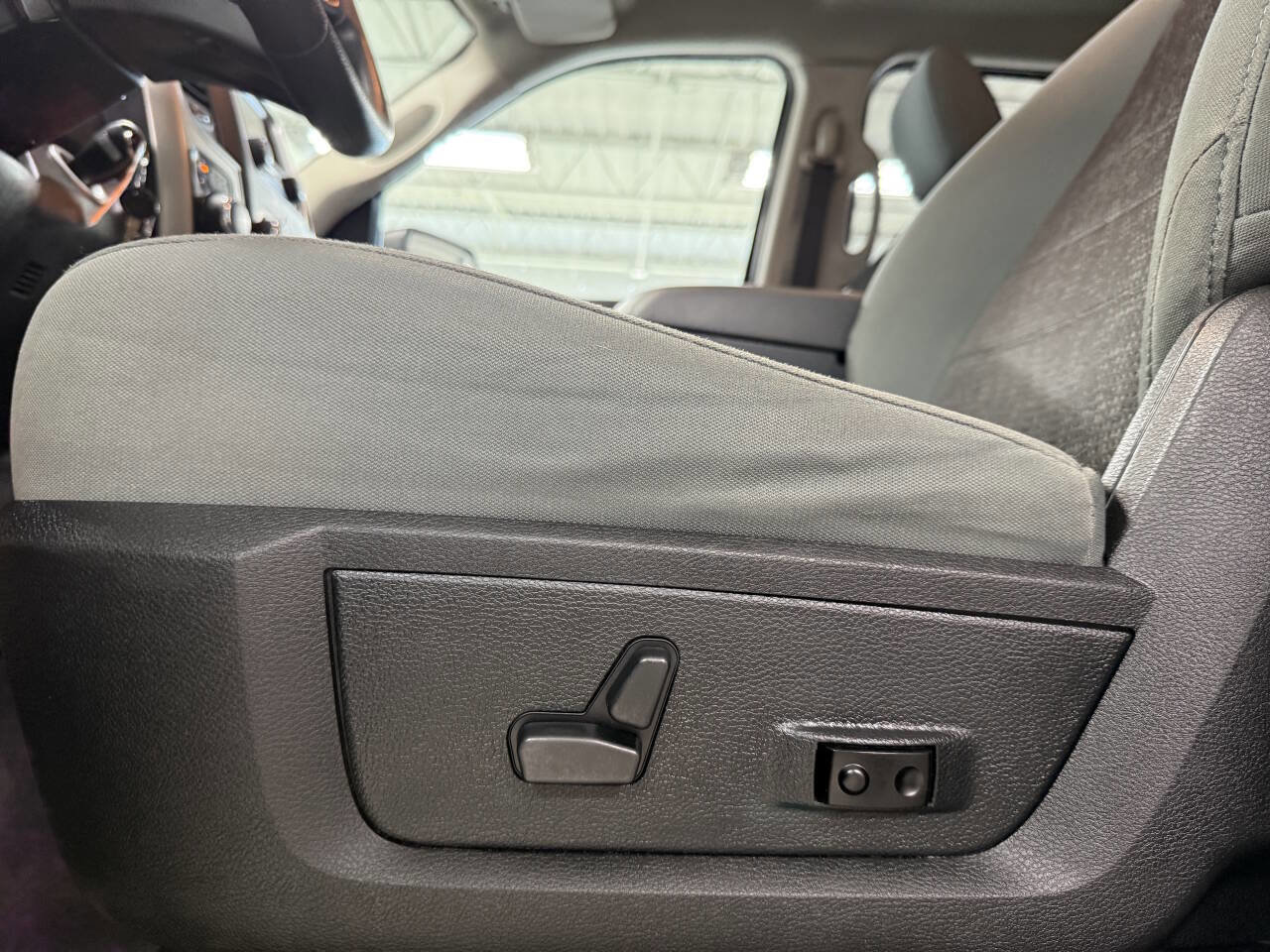 Used 2018 RAM 1500 Classic SLT image 17