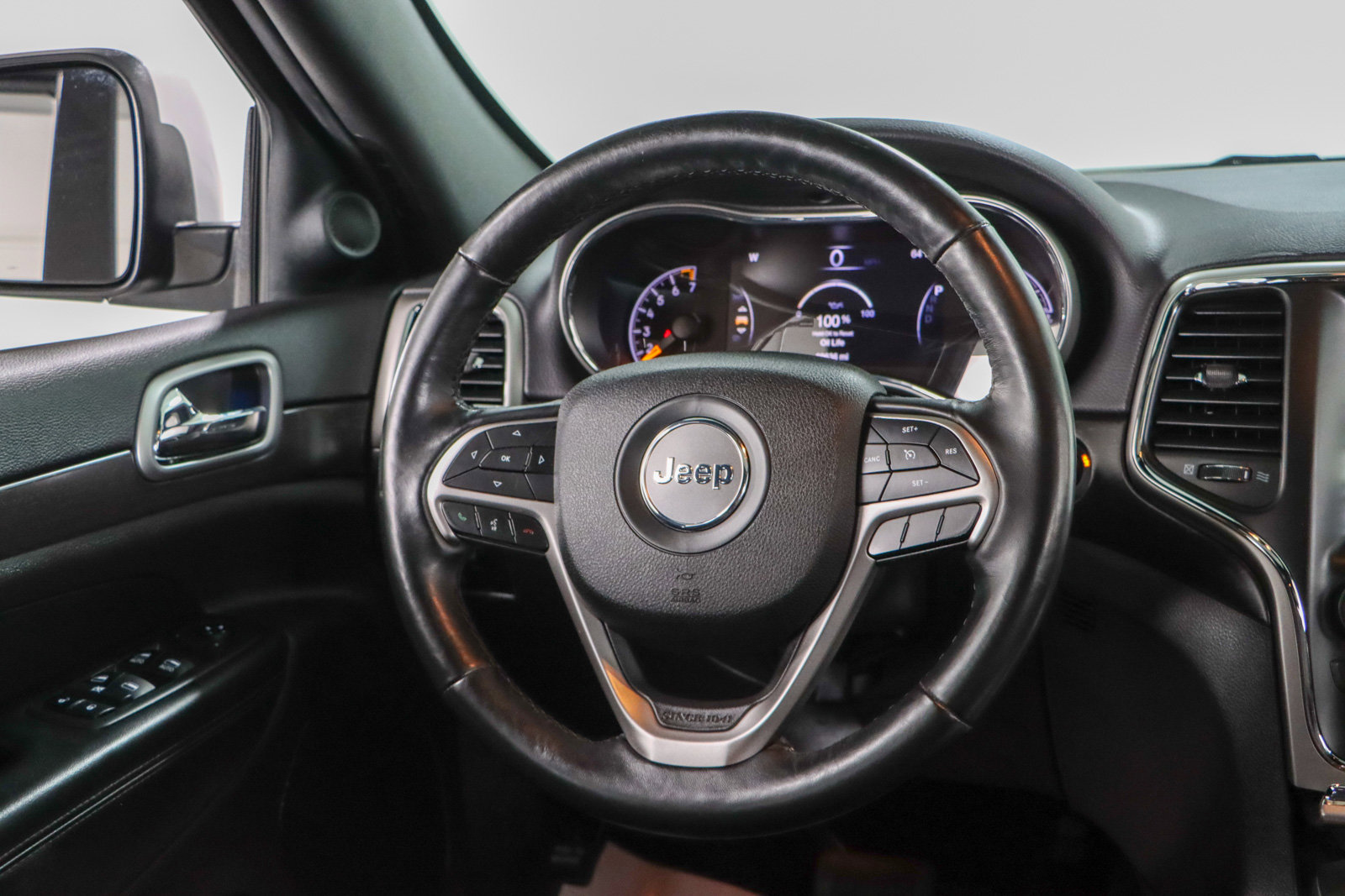 Used 2018 Jeep Grand Cherokee Altitude image 12