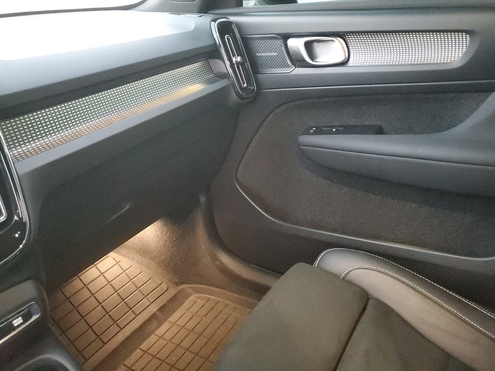 Used 2022 Volvo XC40 T5 R-Design w/ Advanced Package image 25