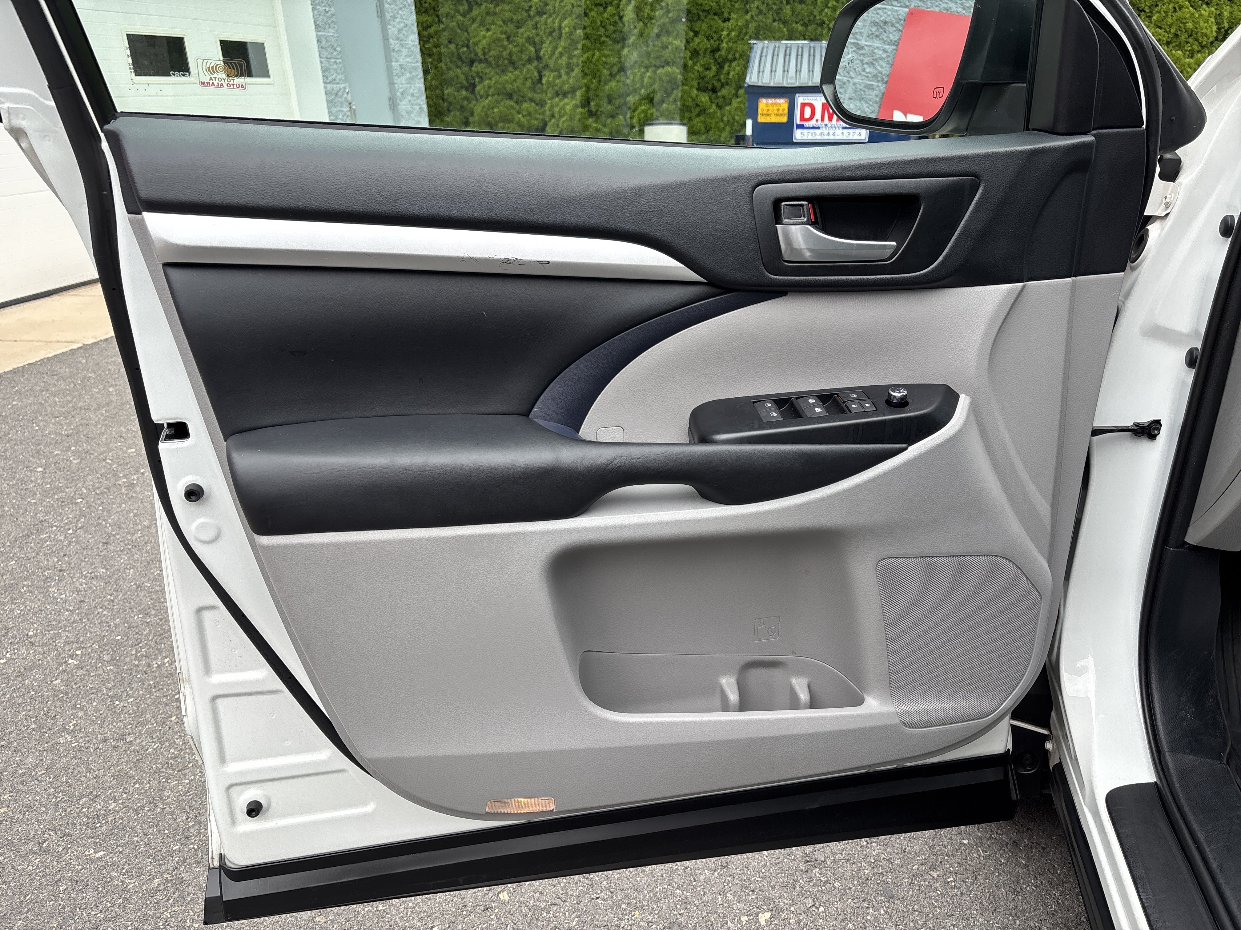 Used 2019 Toyota Highlander XLE AWD/4WD image 17
