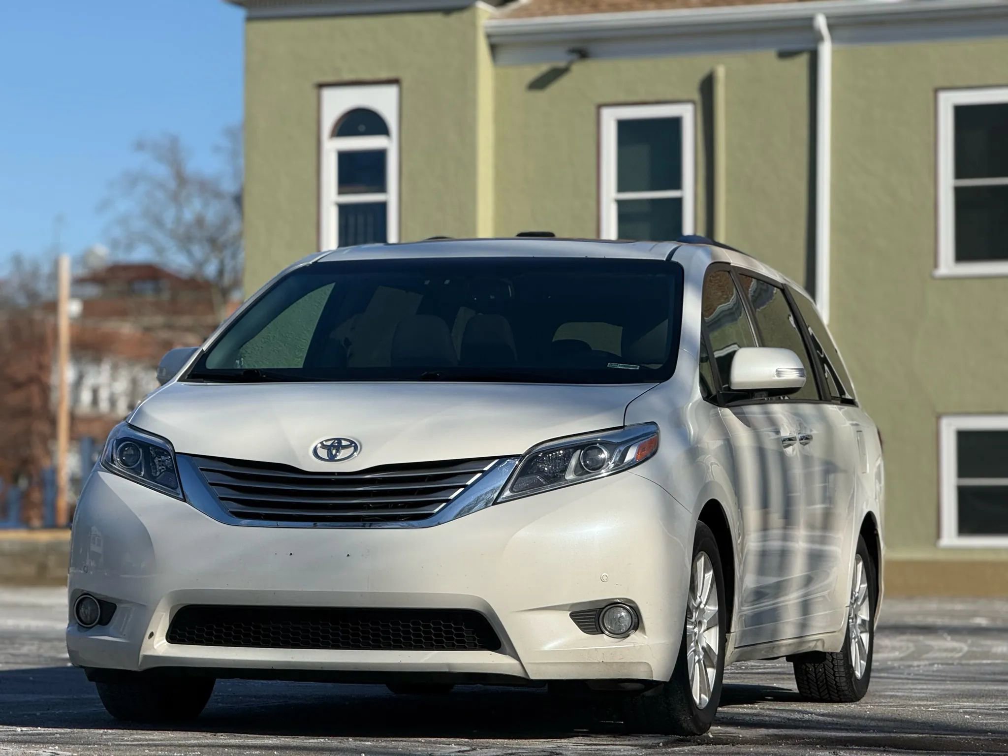 Used 2015 Toyota Sienna Limited image 1