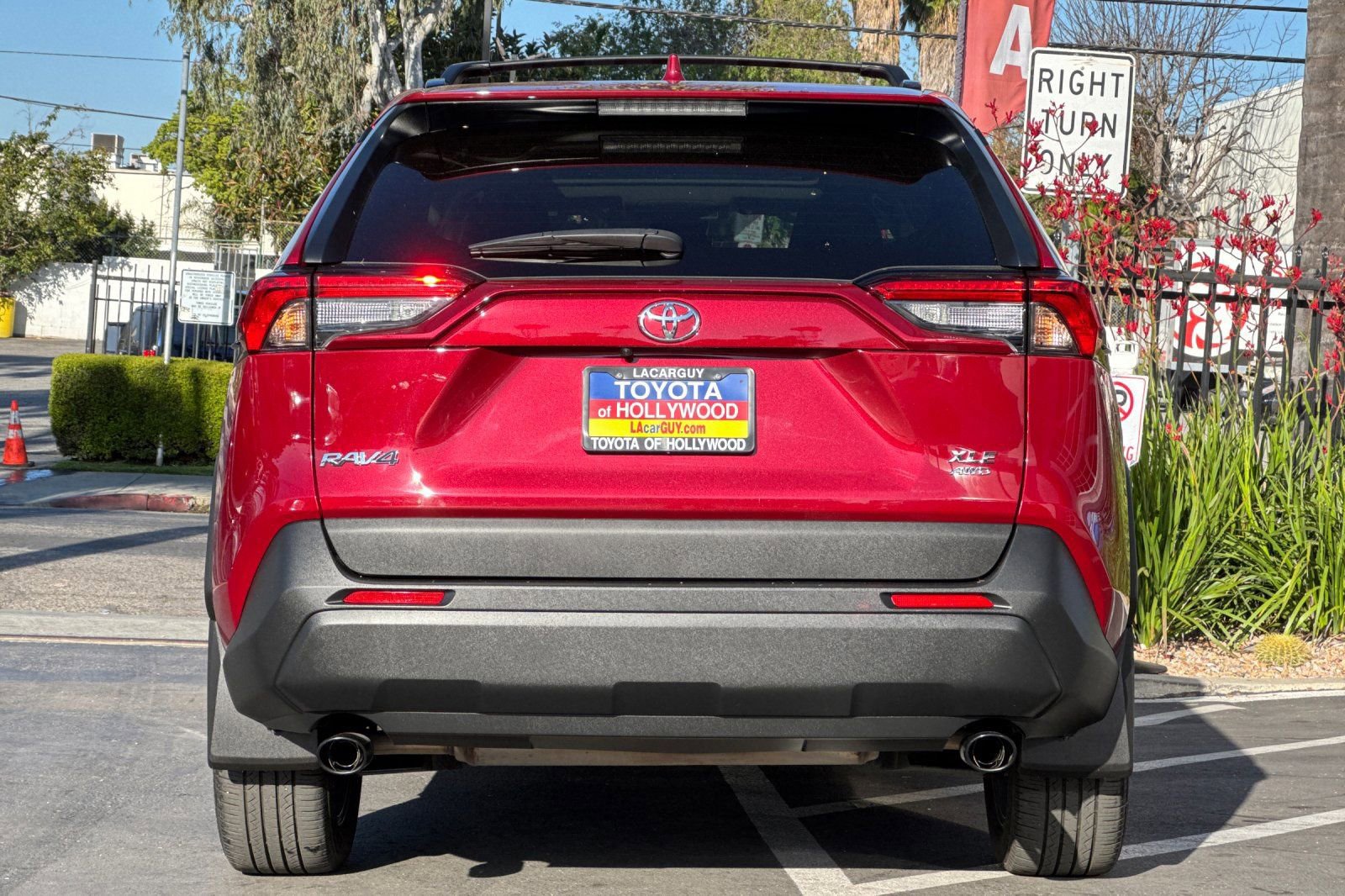 Used 2023 Toyota RAV4 XLE Premium image 5