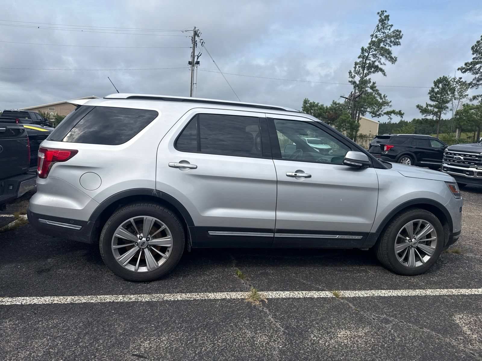 Used 2018 Ford Explorer Limited w/ Equipment Group 301A FWD image 7