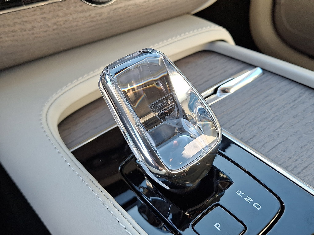 Certified 2025 Volvo XC90 T8 Ultra w/ Protection Package Premier AWD/4WD image 18