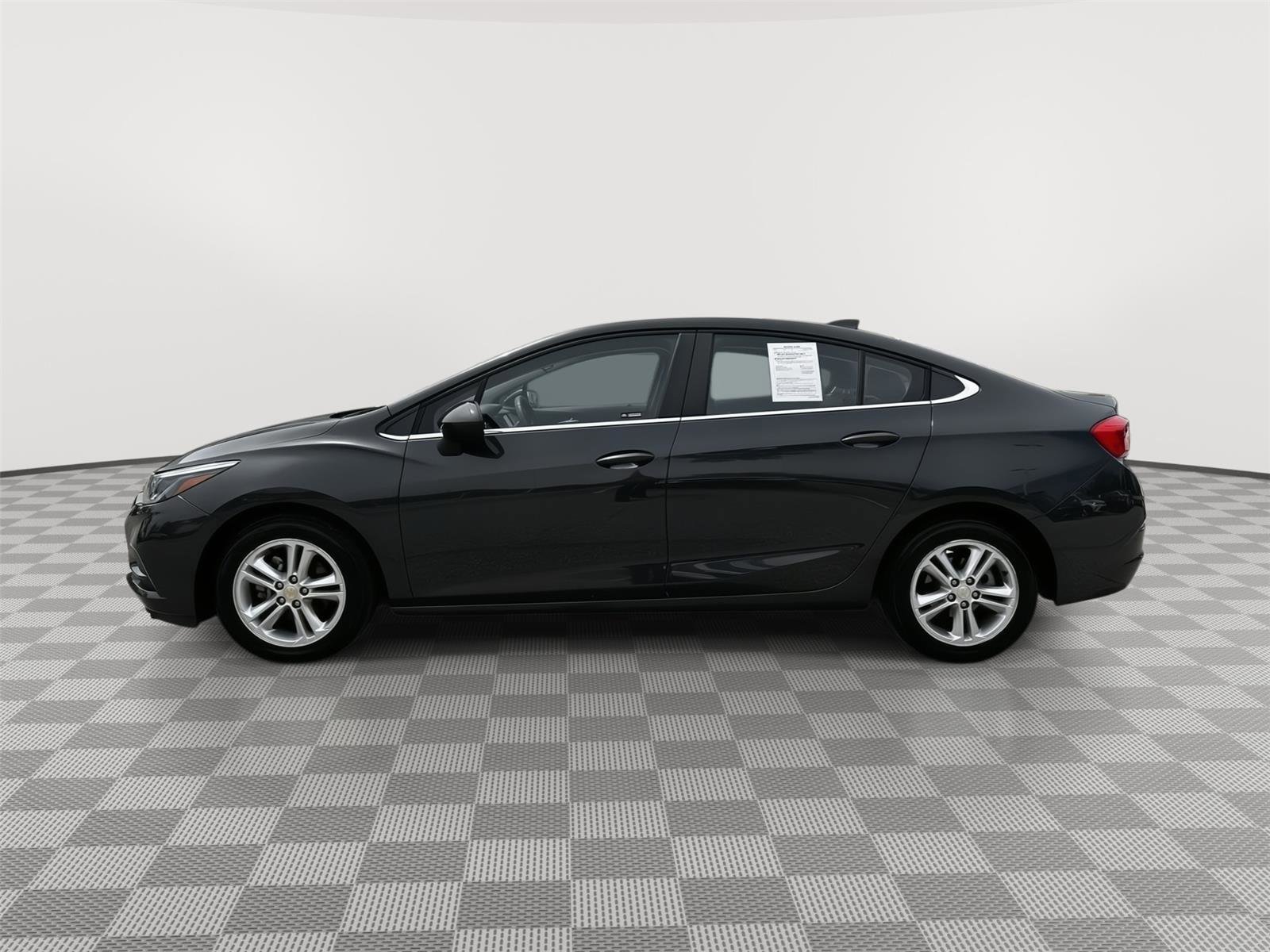 Used 2017 Chevrolet Cruze LT FWD image 3