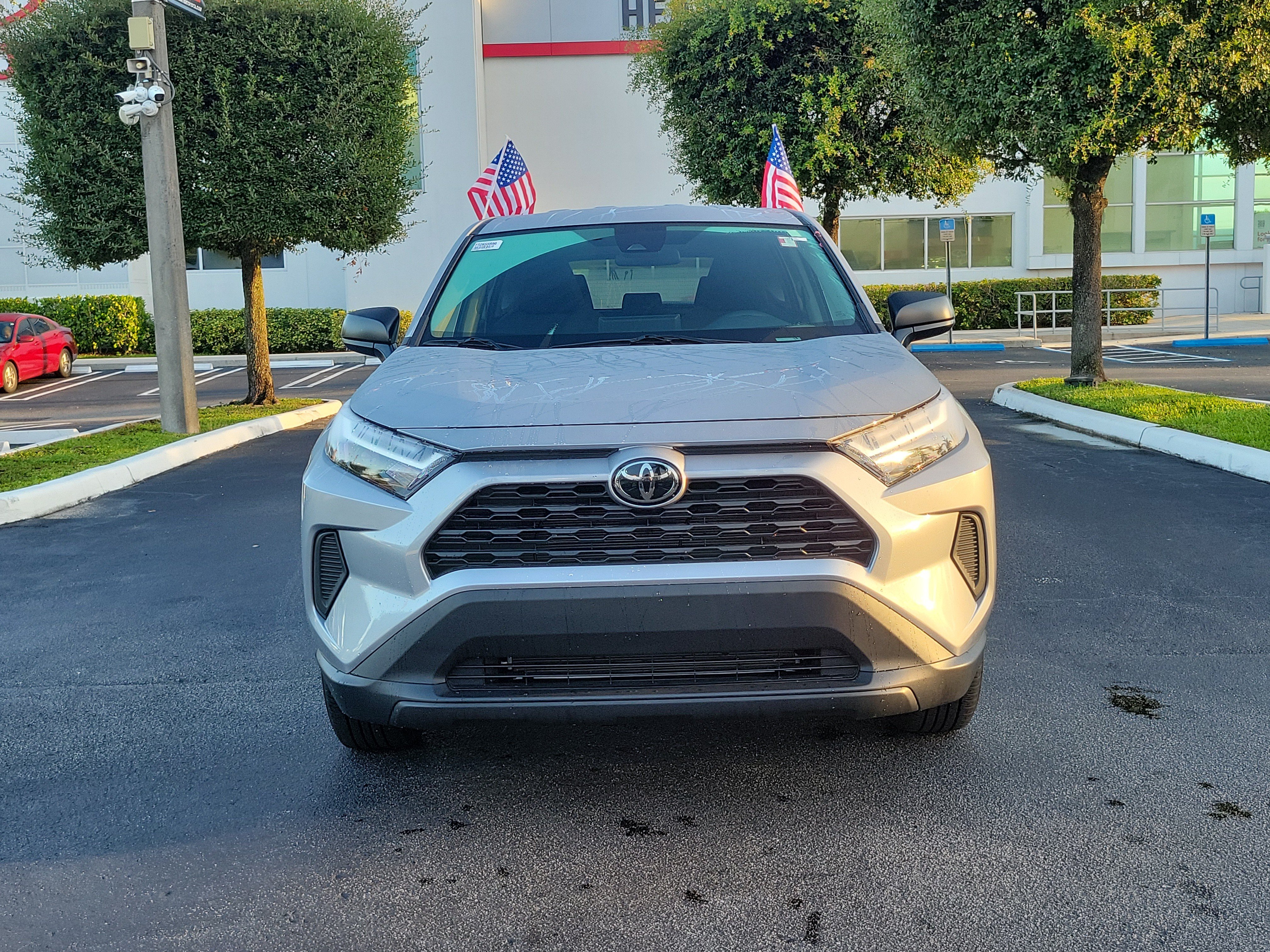 Used 2025 Toyota RAV4 LE FWD image 4