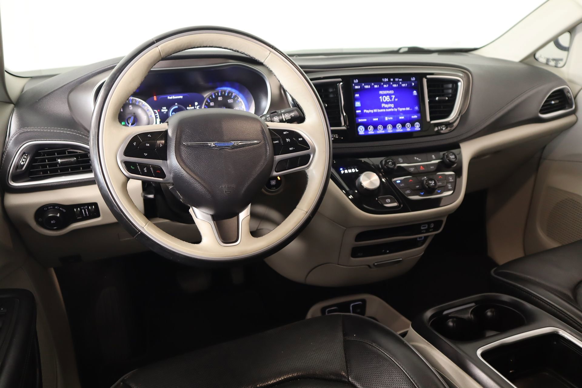 Used 2017 Chrysler Pacifica Limited w/ UConnect Theater Package image 2