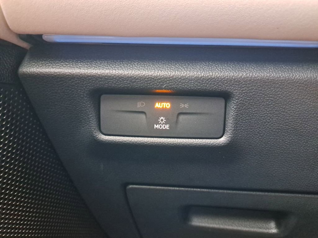 Used 2025 Volkswagen Tiguan SE image 31