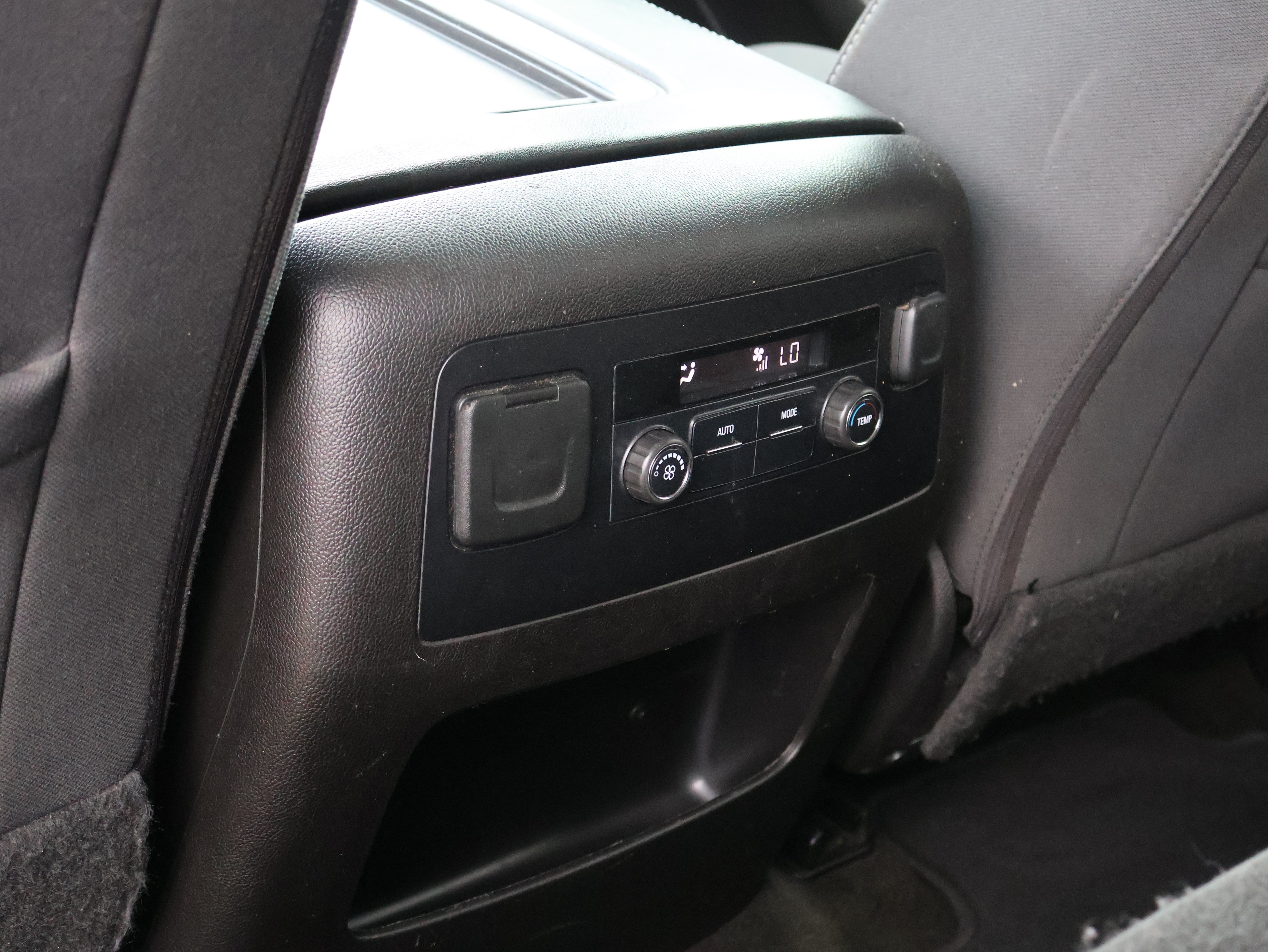 Used 2017 GMC Yukon SLE w/ SLE Value Package RWD image 12