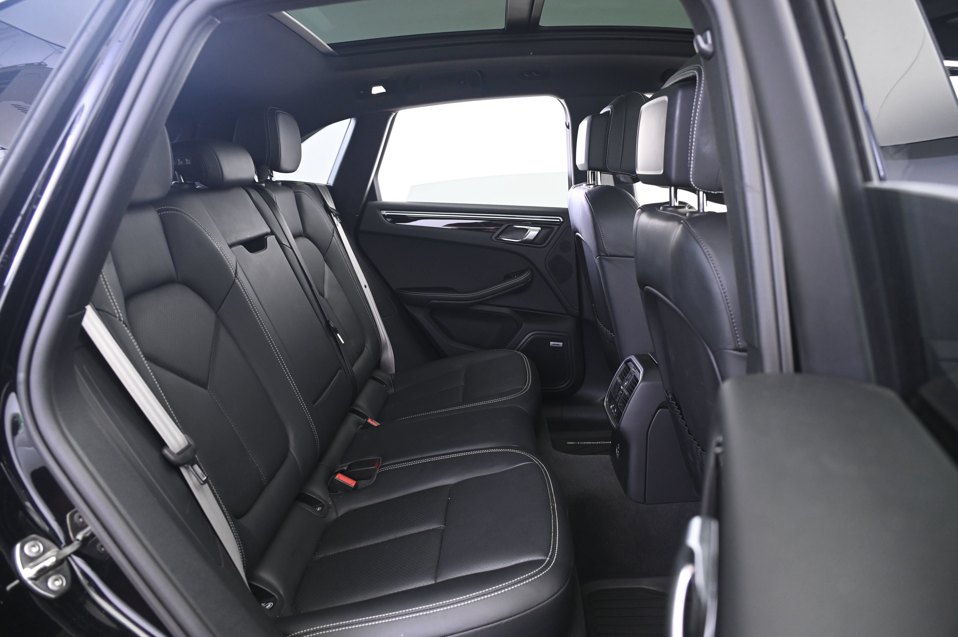 Certified 2023 Porsche Macan Turbo AWD/4WD image 18