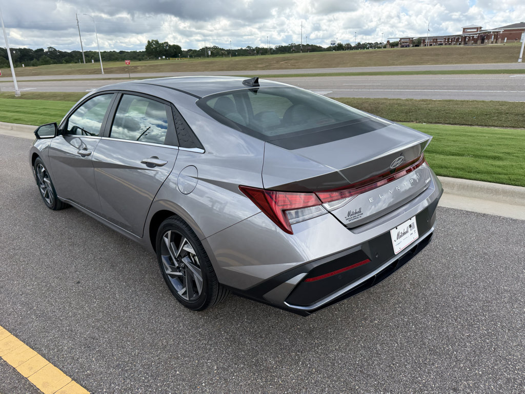 Used 2024 Hyundai Elantra Limited FWD image 9