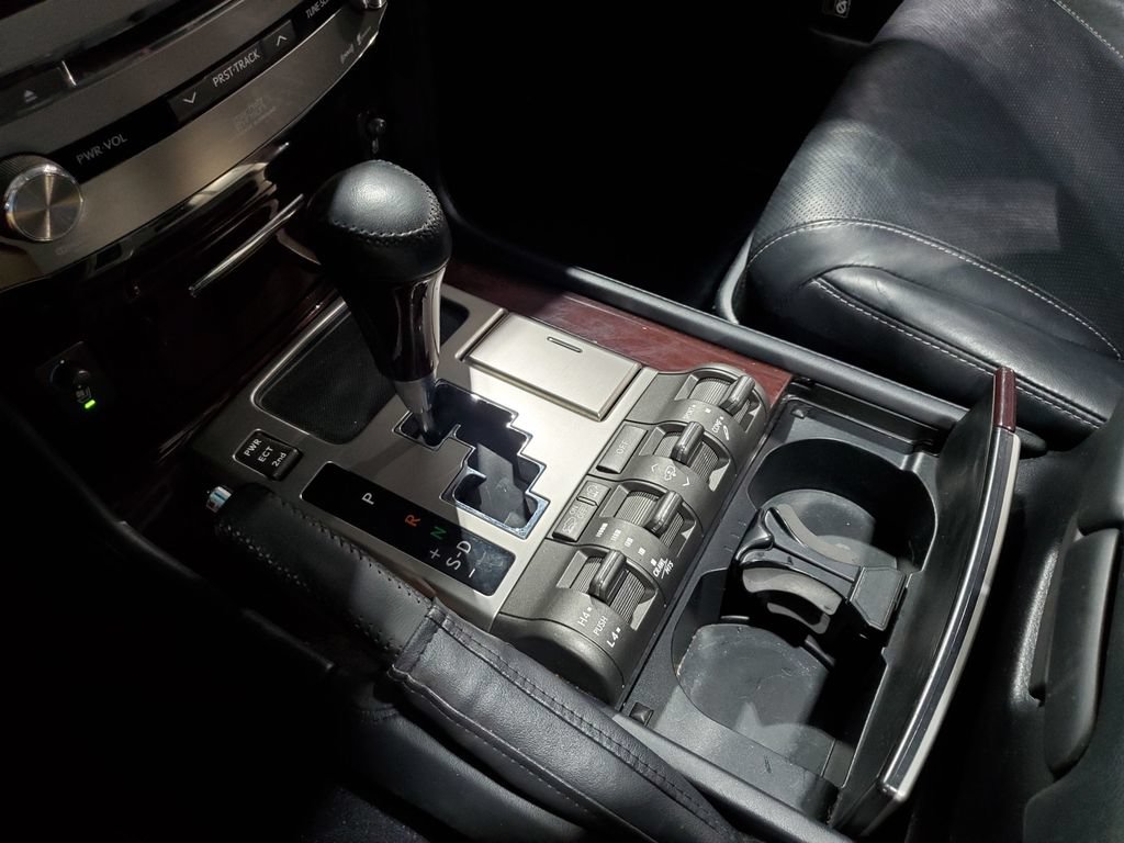 Used 2013 Lexus LX 570 4WD w/ Luxury Pkg image 36